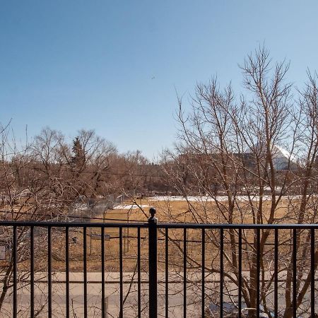 Spacious Condo W Parking Balcony Coffee Calgary Exterior photo