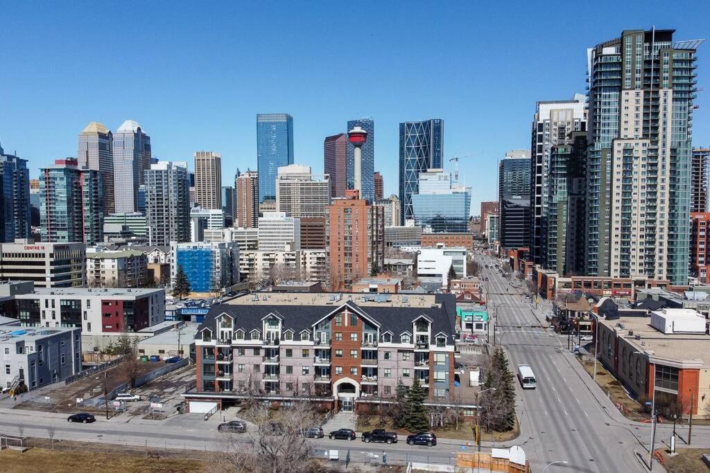 Spacious Condo W Parking Balcony Coffee Calgary Exterior photo