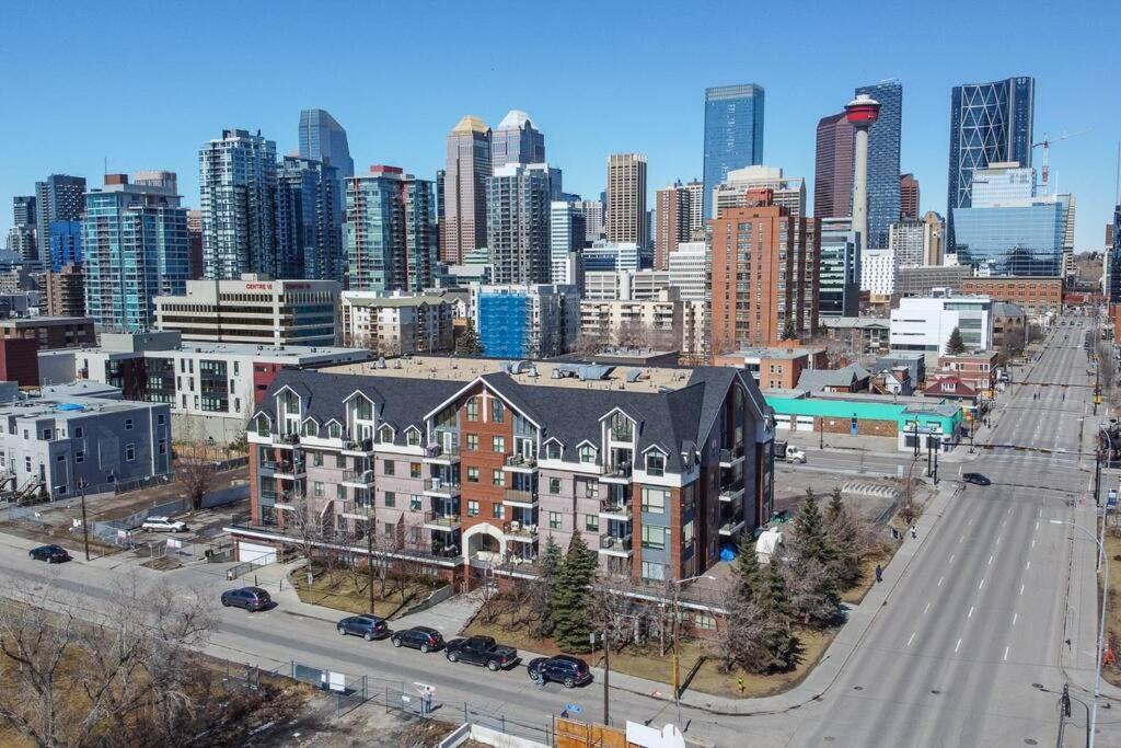 Spacious Condo W Parking Balcony Coffee Calgary Exterior photo