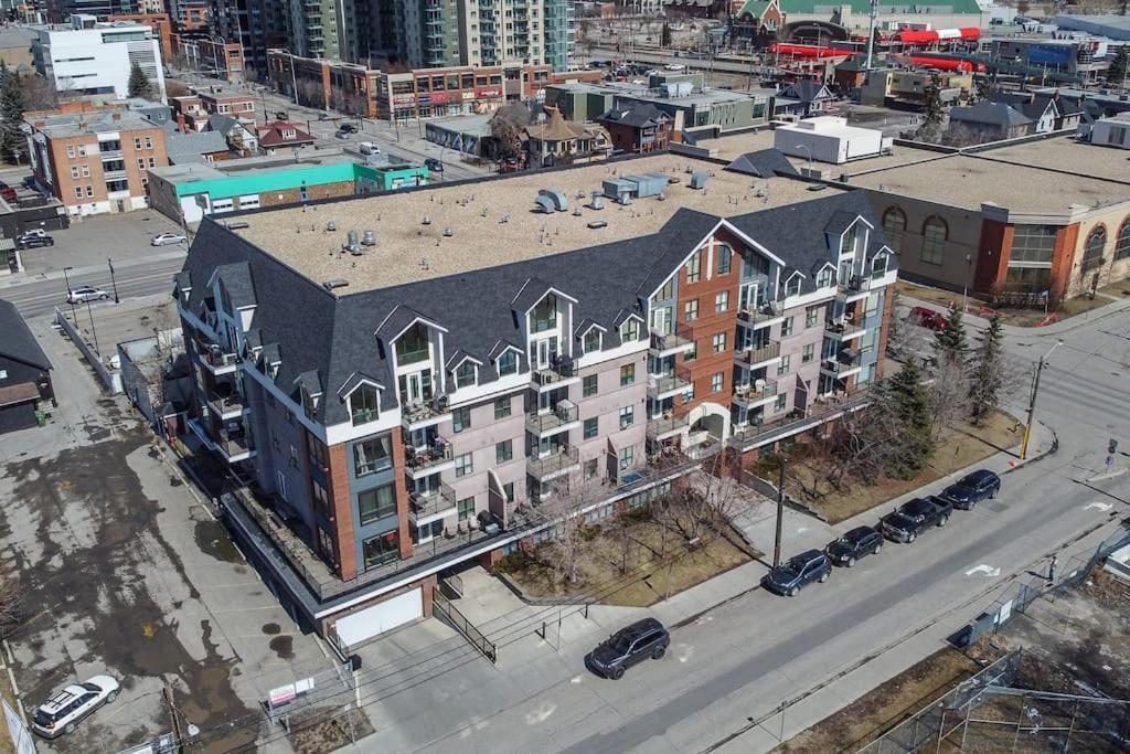 Spacious Condo W Parking Balcony Coffee Calgary Exterior photo