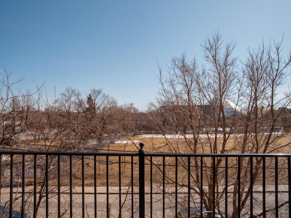 Spacious Condo W Parking Balcony Coffee Calgary Exterior photo