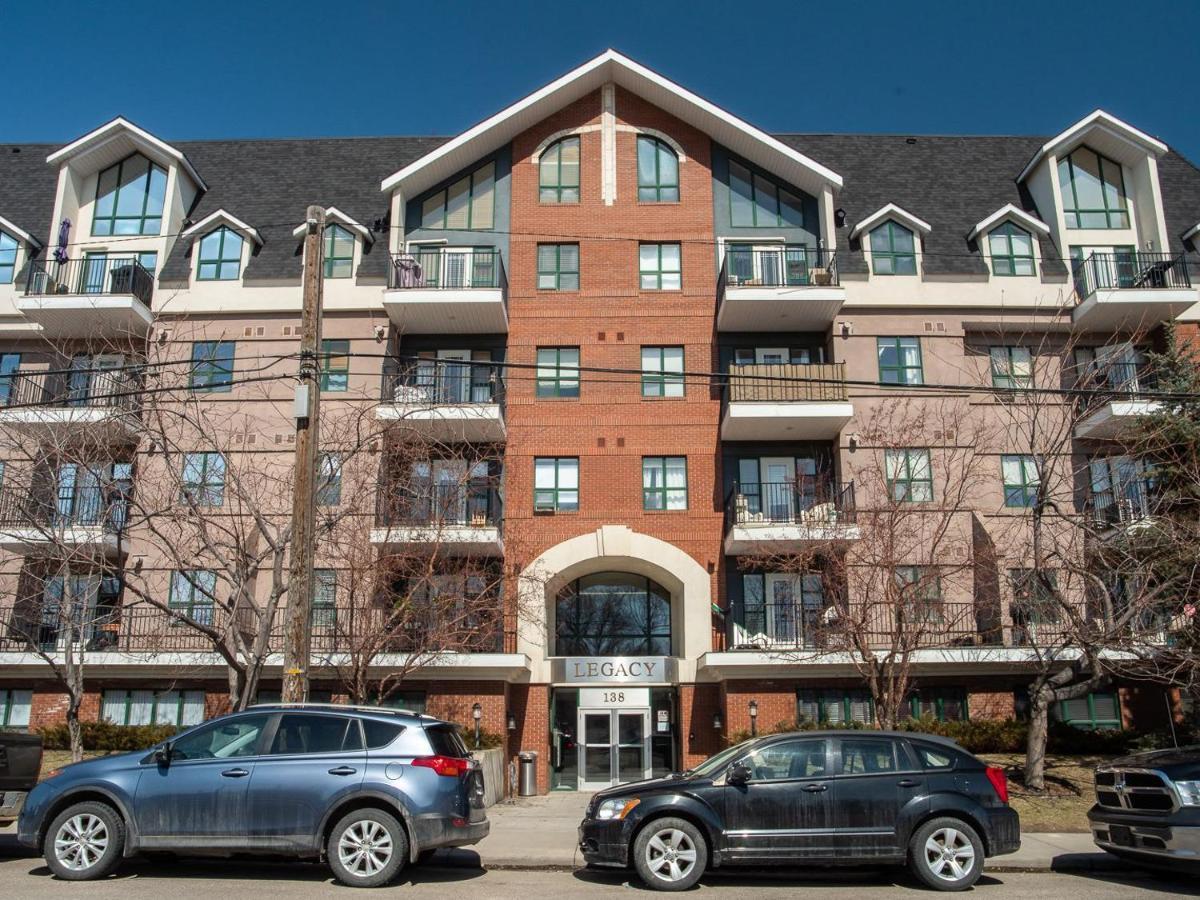 Spacious Condo W Parking Balcony Coffee Calgary Exterior photo