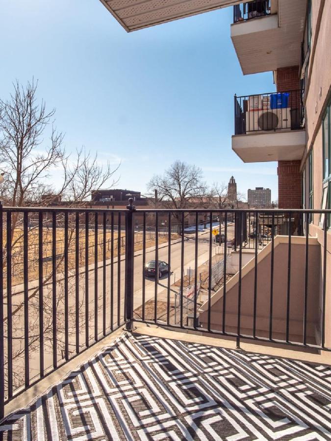 Spacious Condo W Parking Balcony Coffee Calgary Exterior photo